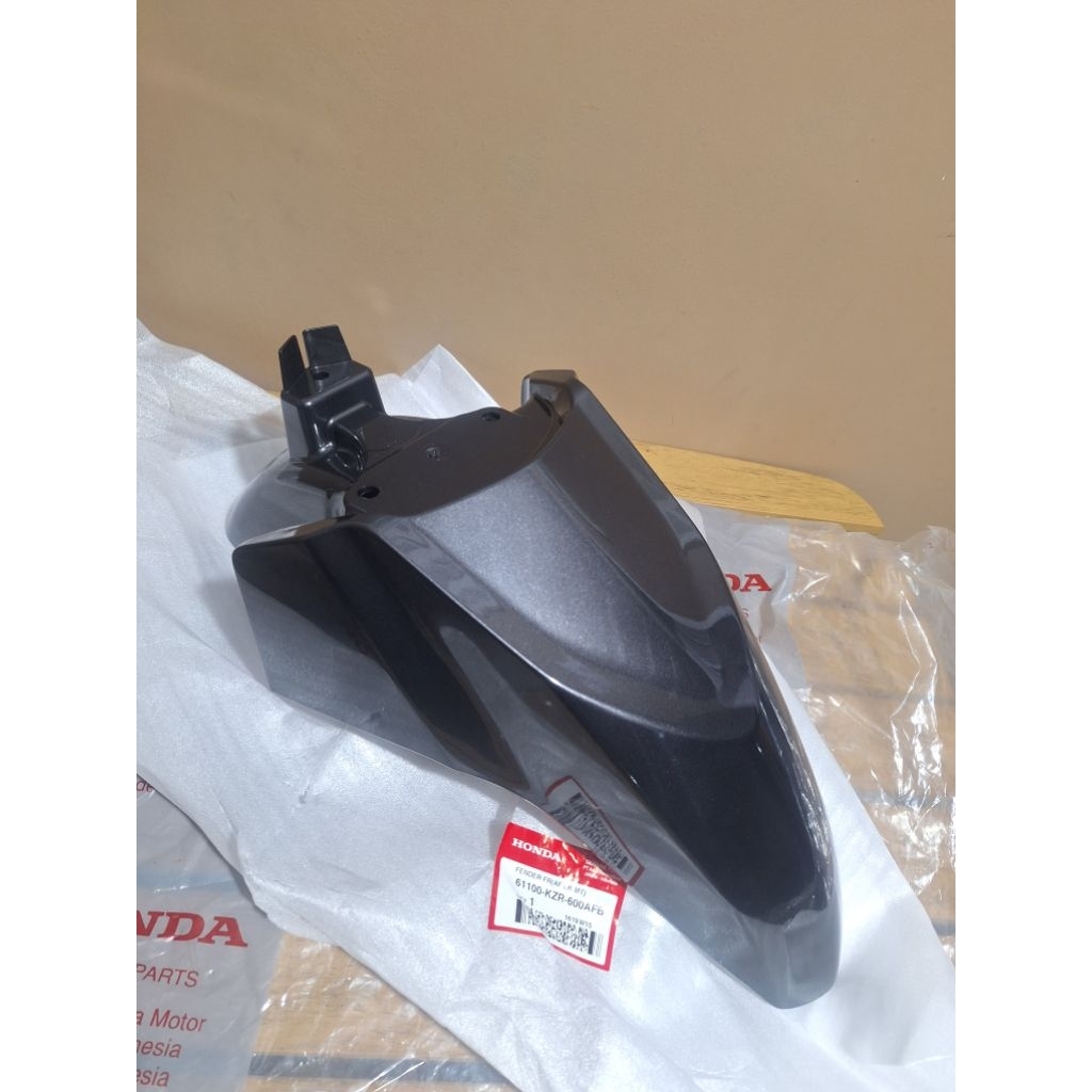 spakbor slebor depan honda vario 125 techno Fi Kzr original ahm honda 61100-kzr-600afb abu2 grey