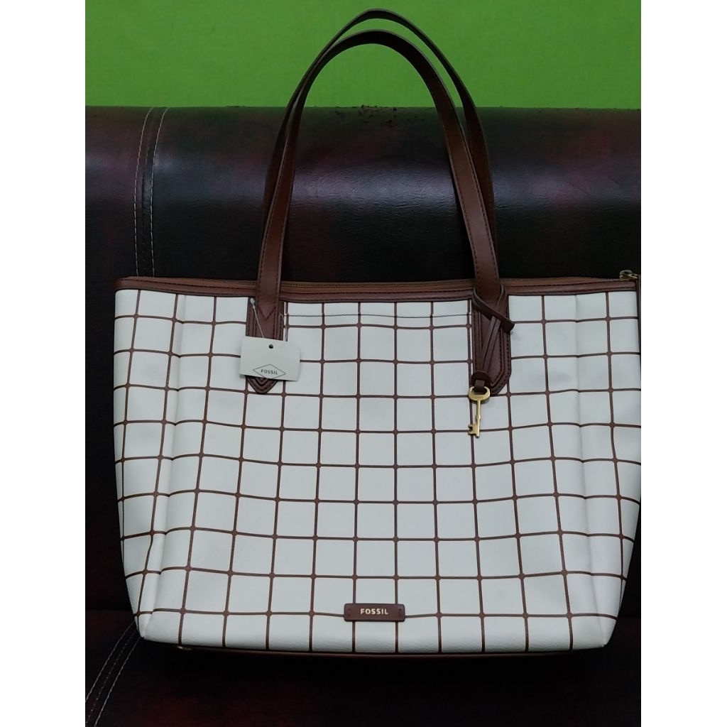 Tote bag fossil new, Tote bag fossil bukan preloved. Tas fossil New