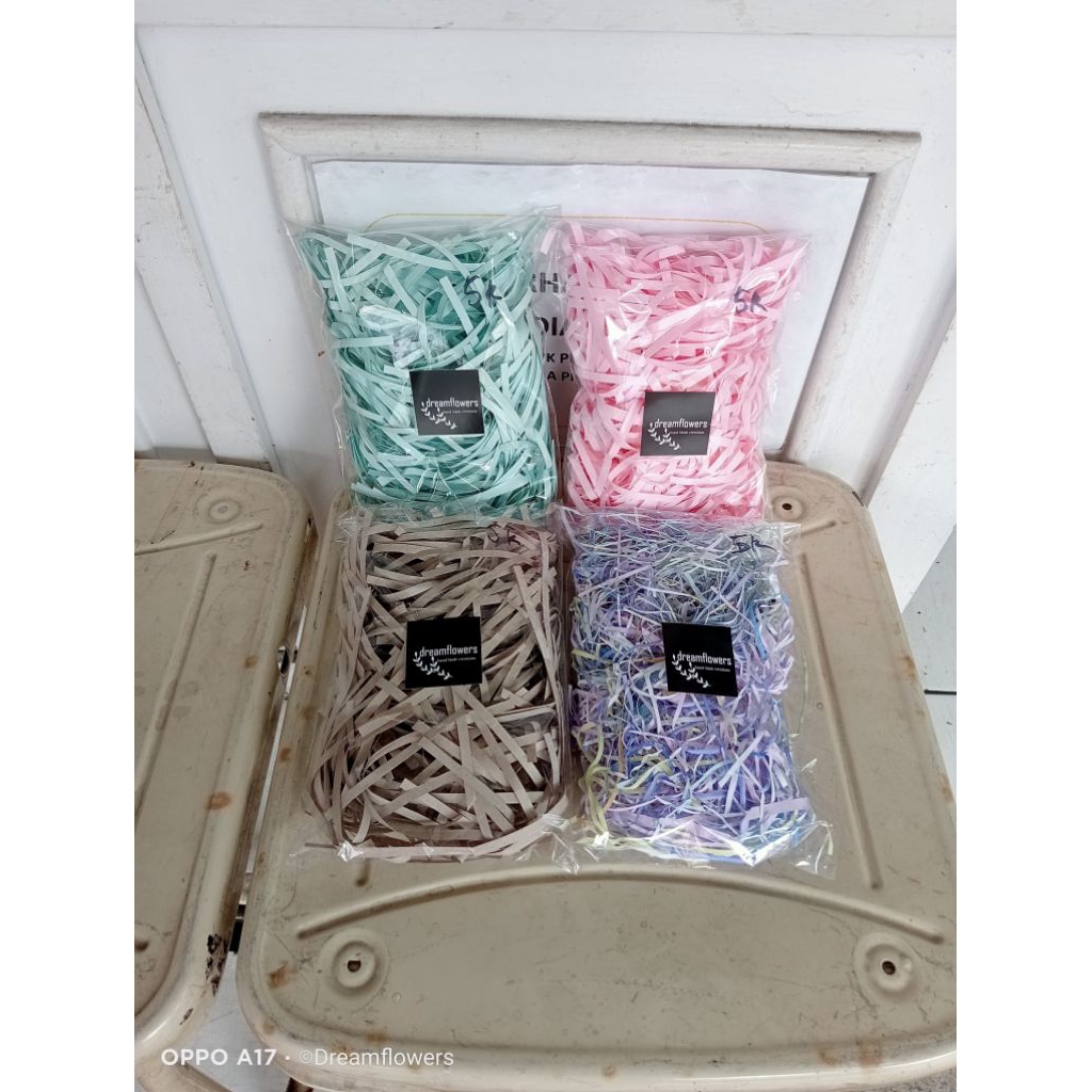 

kertas cacah untuk dalam box / shredded paper berwarna