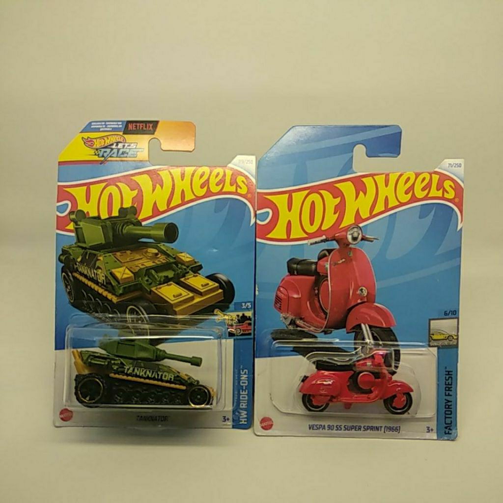 2pcs Hot Wheels TANKNATOR & VESPA 90 SS SUPER SPRINT 1966 Diecast Paket