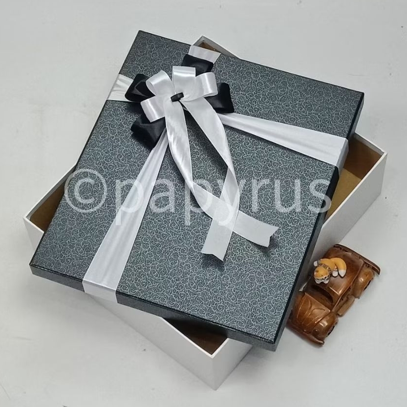 

PAPYRUS Kombinasi 30x35 Tinggi 8cm Kotak Kado Gift Box Hardbox Hampers V1