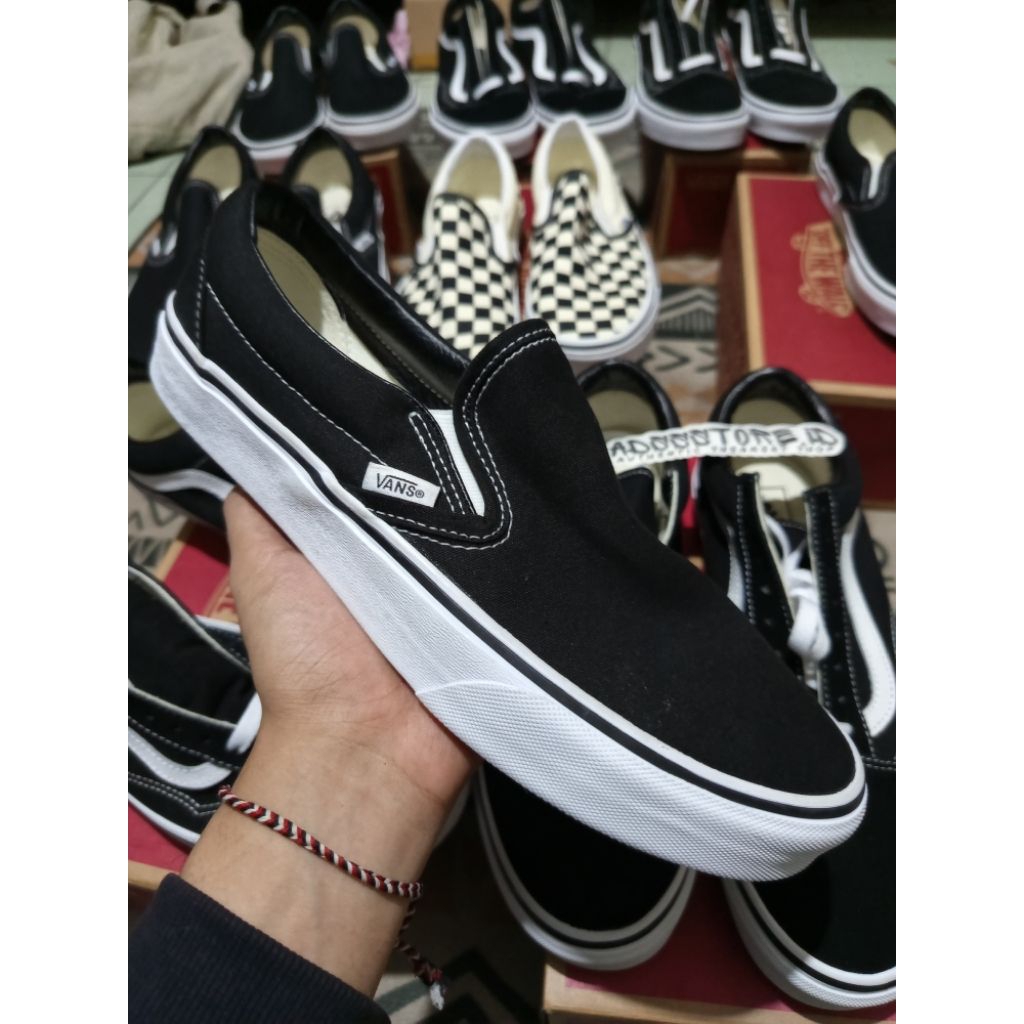VANS SLIP ON CLASSIC BLACK/WHITE RESMI NAVYA