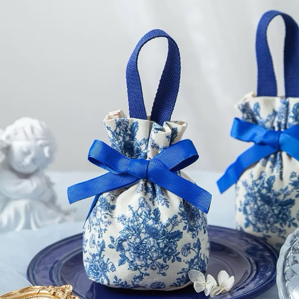 

Tas Kado gift hampers Pouch Serut Kanvas Bridesmaid Hampers/ Tas Travel Mukena/ Pouch Mukena Travel/ Kantong Serut Kanvas/ Pouch Serut Kanvas Canvas/ Pouch Kanvas/ Pouch Natal/ Pouch Imlek/ Pouch Unik/ Pouch Kado/ Pouch Kado Kanvas/ Souvenir Pouch