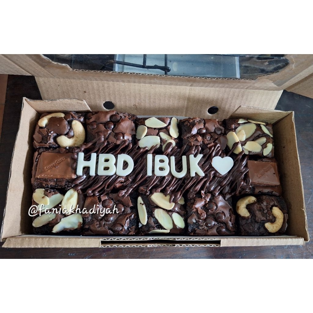 

Fudgy Brownies Hias / Ultah / Greatings 20x10 (15 Slice)