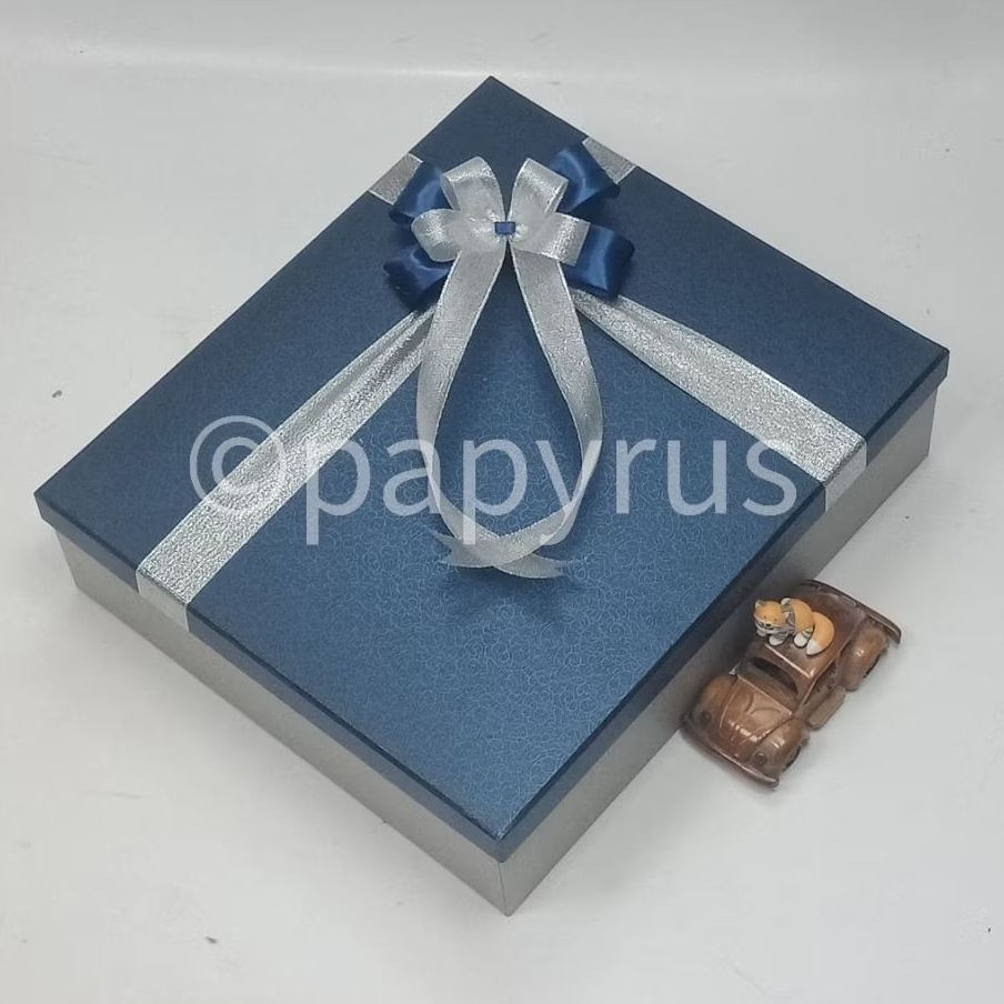 

PAPYRUS Kombinasi 35x40 Tinggi 10cm Kotak Kado Gift Box Hardbox Hampers Hadiah V1