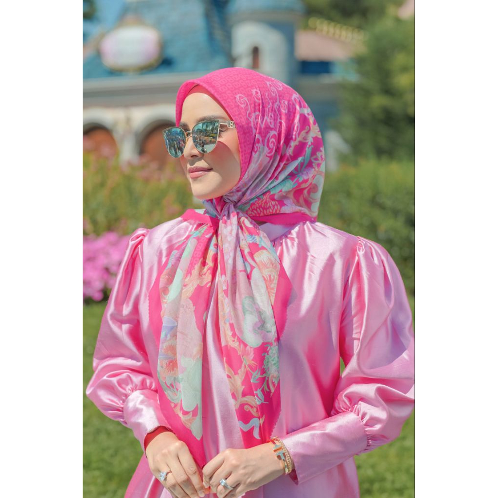 as is buttonscarves The Wonderland Square - Raspberry