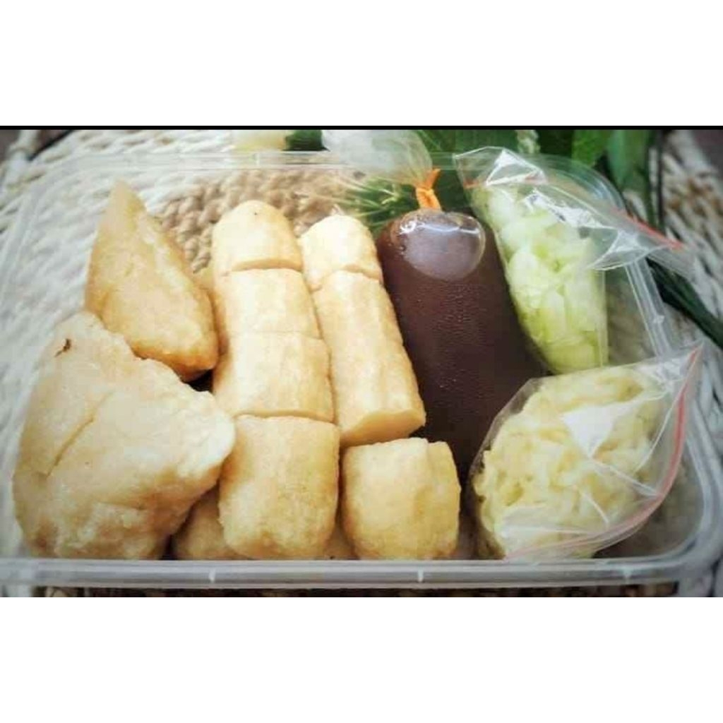 

Pempek daging ikan kakap khas palembang.