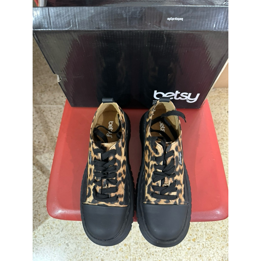 Betsy Lace Up Shoes Leopard Black - Preloved Sepatu Wanita Pria Unisex
