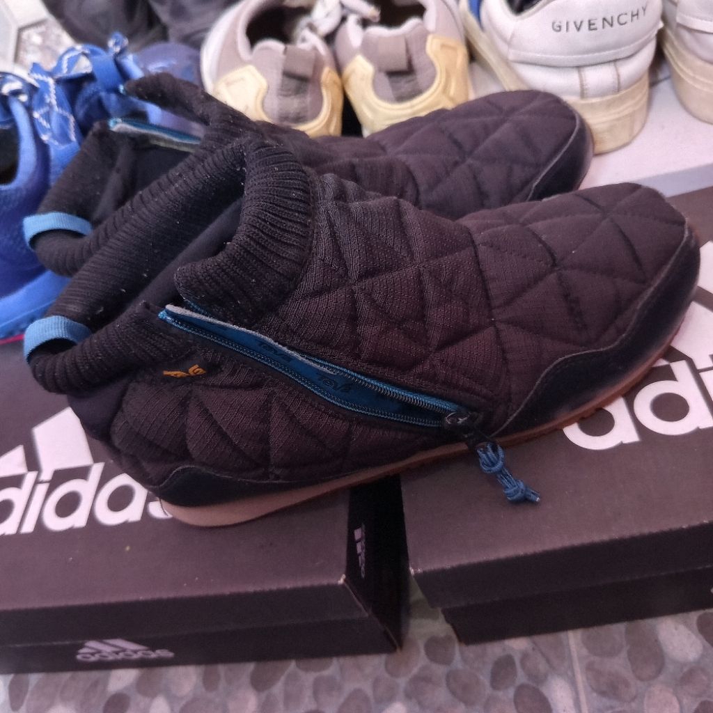 Sepatu Teva ukuran 42 / 27cm