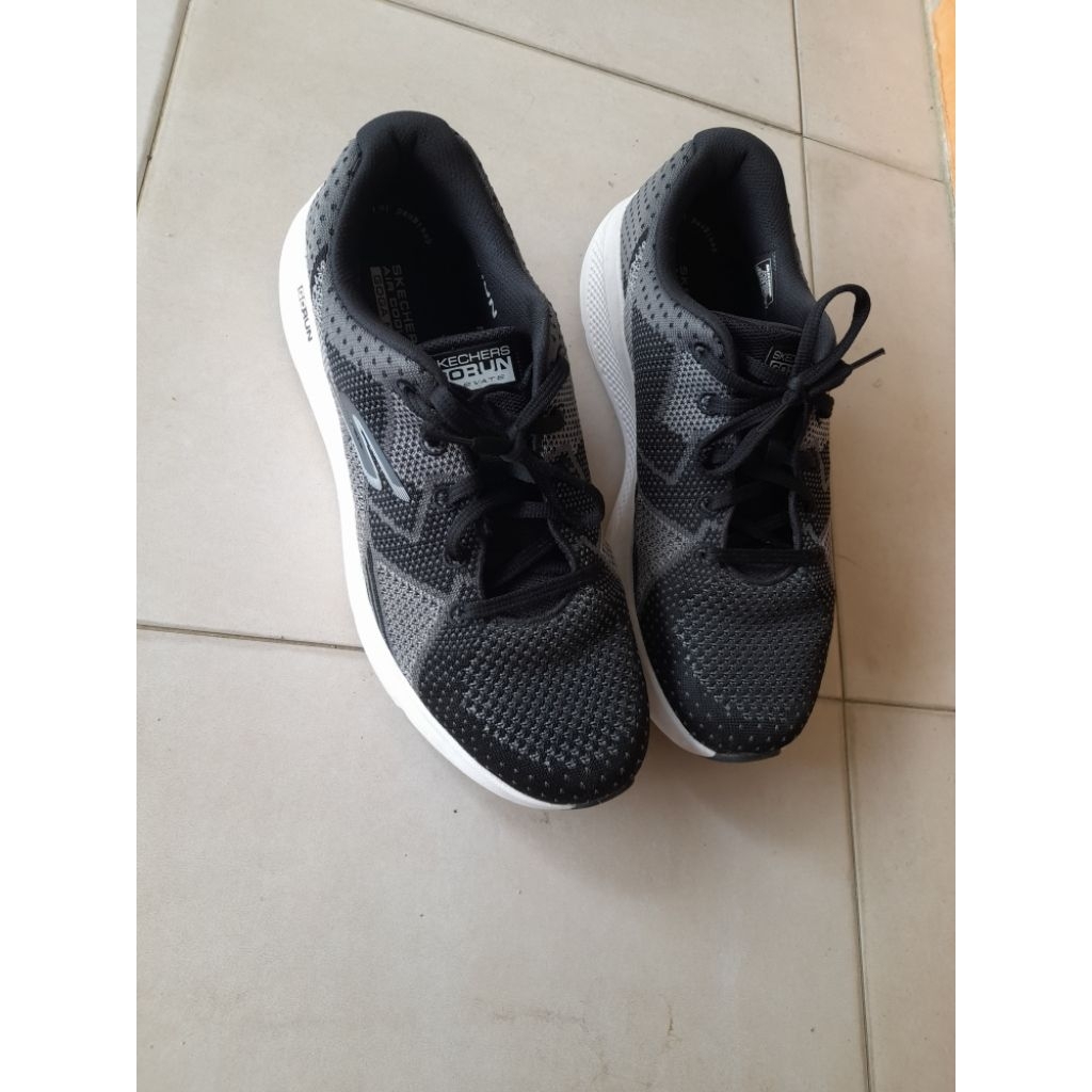 Skechers Go Run Elevate preloved / sneakers pria big size