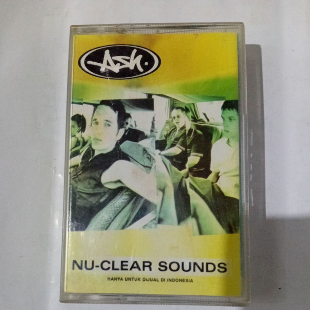 kaset pita Ash album Nu Clear Sounds. produksi 1998. genre britpop. alternative
