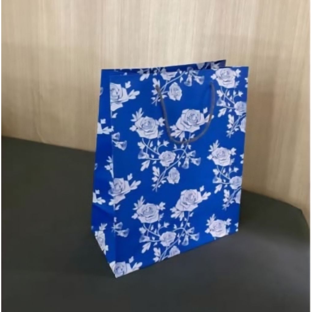 

Paperbag R6 ukuran 20x25 | R6 Biru Motif Bunga