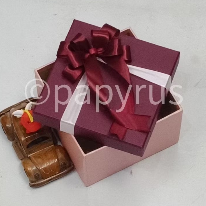 

PAPYRUS Kombinasi 15x15 Tinggi 8cm Kotak Kado Gift Box Hardbox Hampers V1