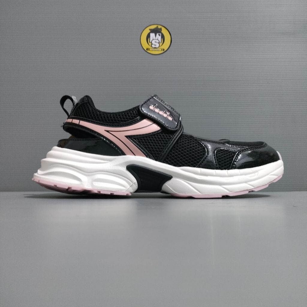 NEW ARRIVAL SEPATU SANDAL DIADORA WOMEN. SIZE 40.