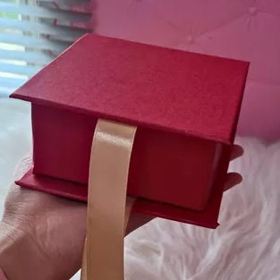 

Hardbox model buku pita uk 8x8x3 cm l Kotak kado l Giftbox l Hampers l custom Hardbox