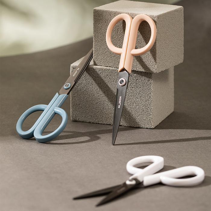 

DELI Nusign Non Stick Gunting 175mm 6 7/8 Inch ENS053