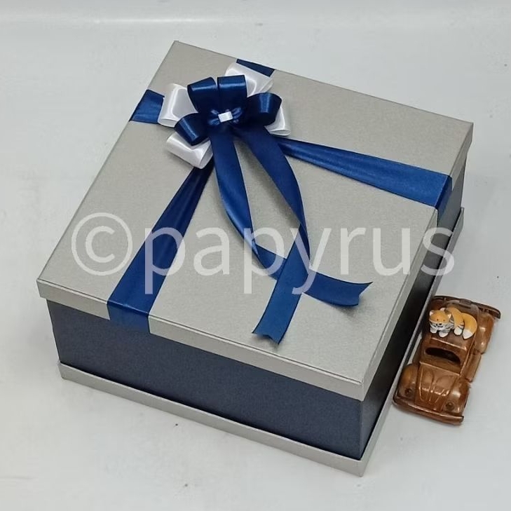 

PAPYRUS Sandwich 30x30 Tinggi 15cm Kotak Kado Gift Box Hardbox Hampers V3