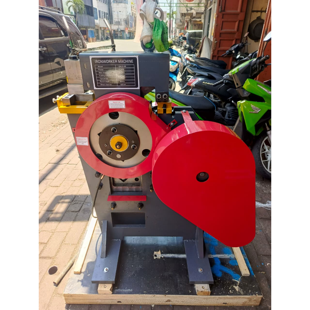 Mesin Potong Plat Siku Pelubang Plat Besi Punch Shearing Machine Otomatis