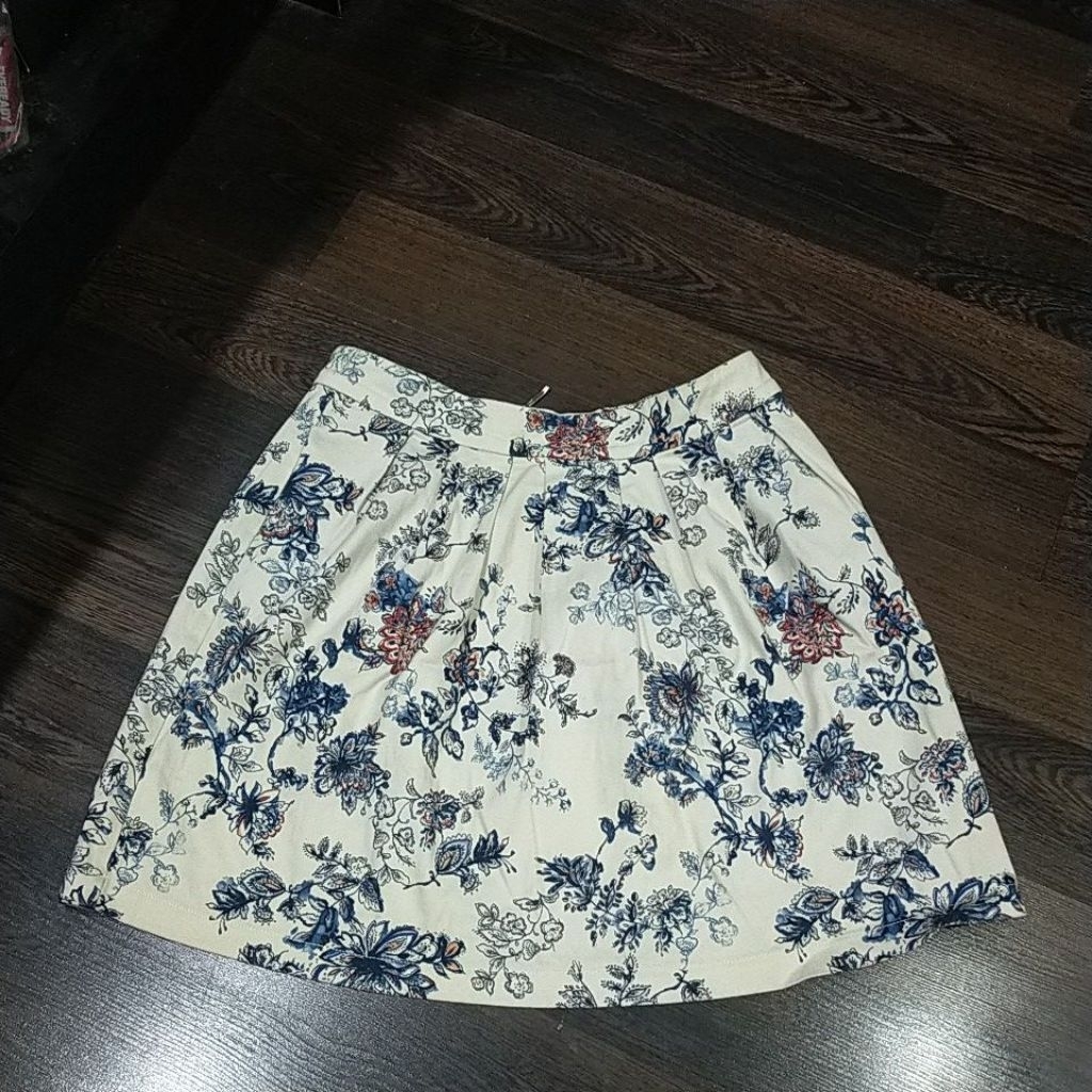 Preloved Rok Bunga merk Stradivarius