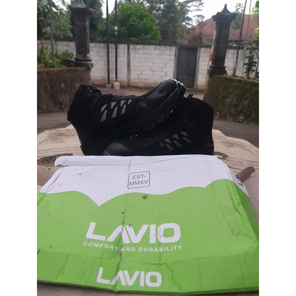sepatu gunung lavio