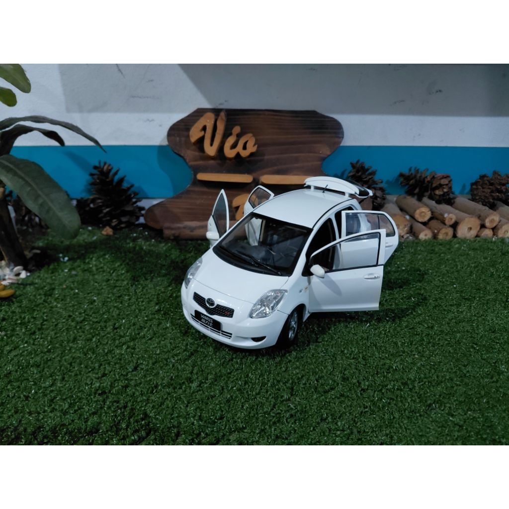 Diecast Miniatur Toyota Yaris putih skala 1:18
