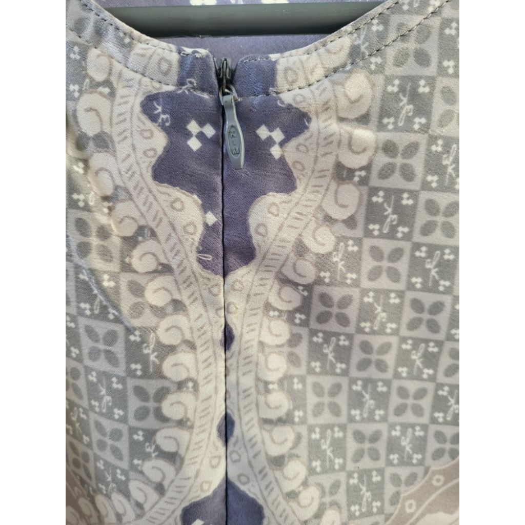 blouse wearing klamby