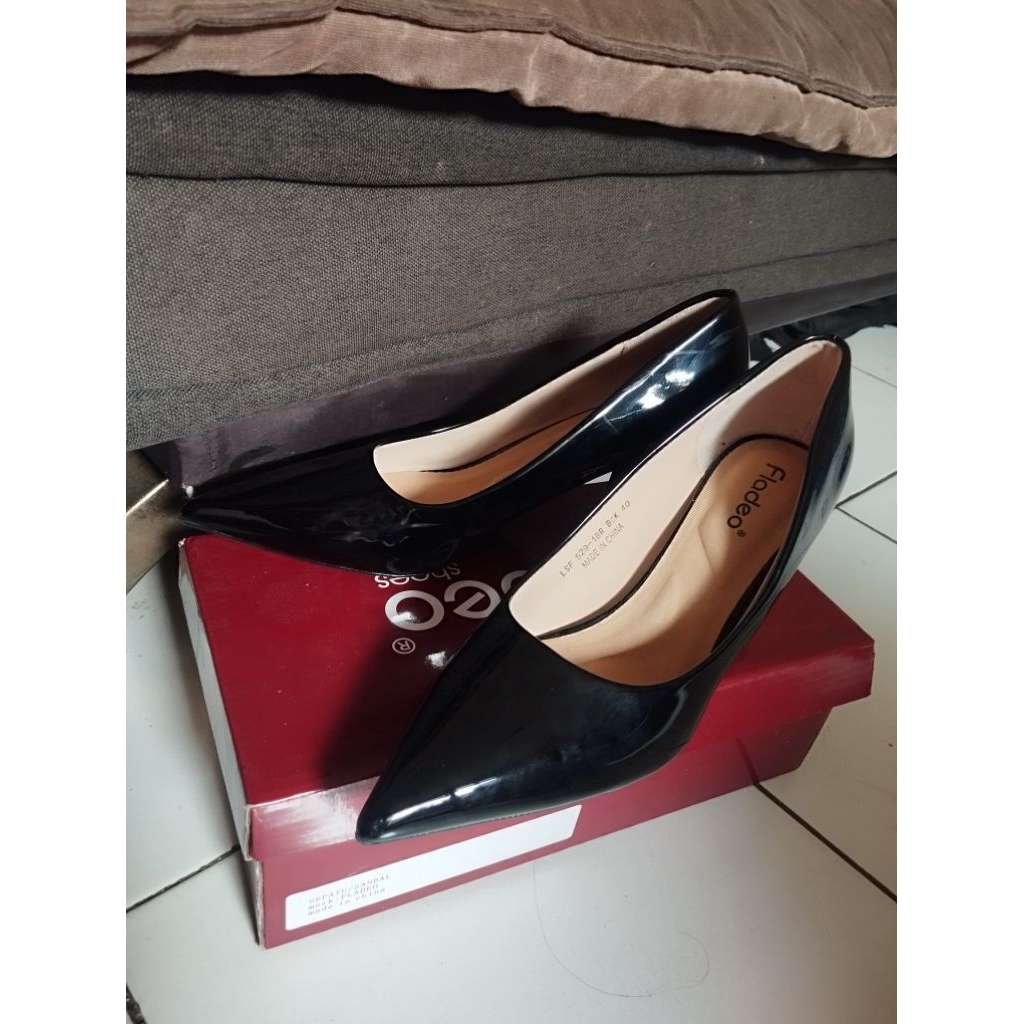 high heels hitam fladeo