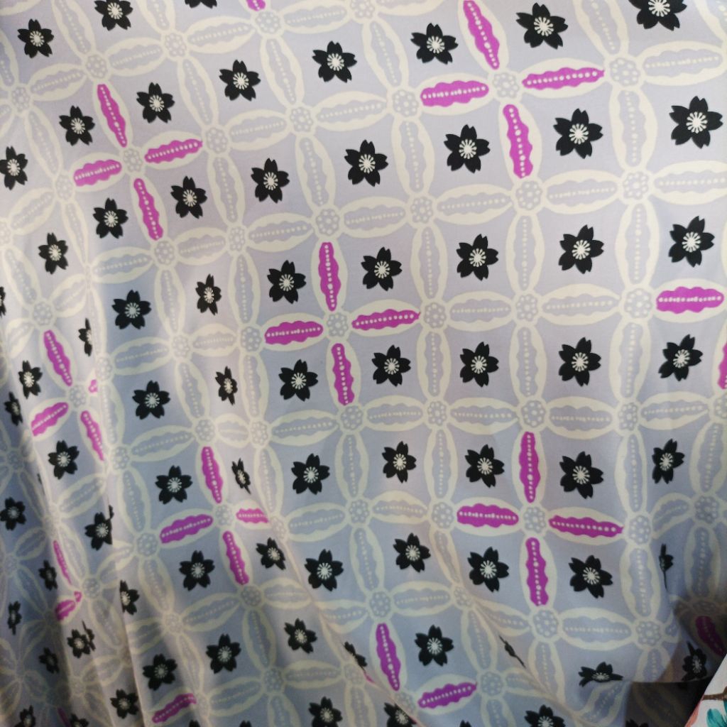 Kain Satin Motif Bunga Geometris Hitam Ungu – Bahan Jahit Dress, Blouse, Gamis (Harga Kain Per½ Mete
