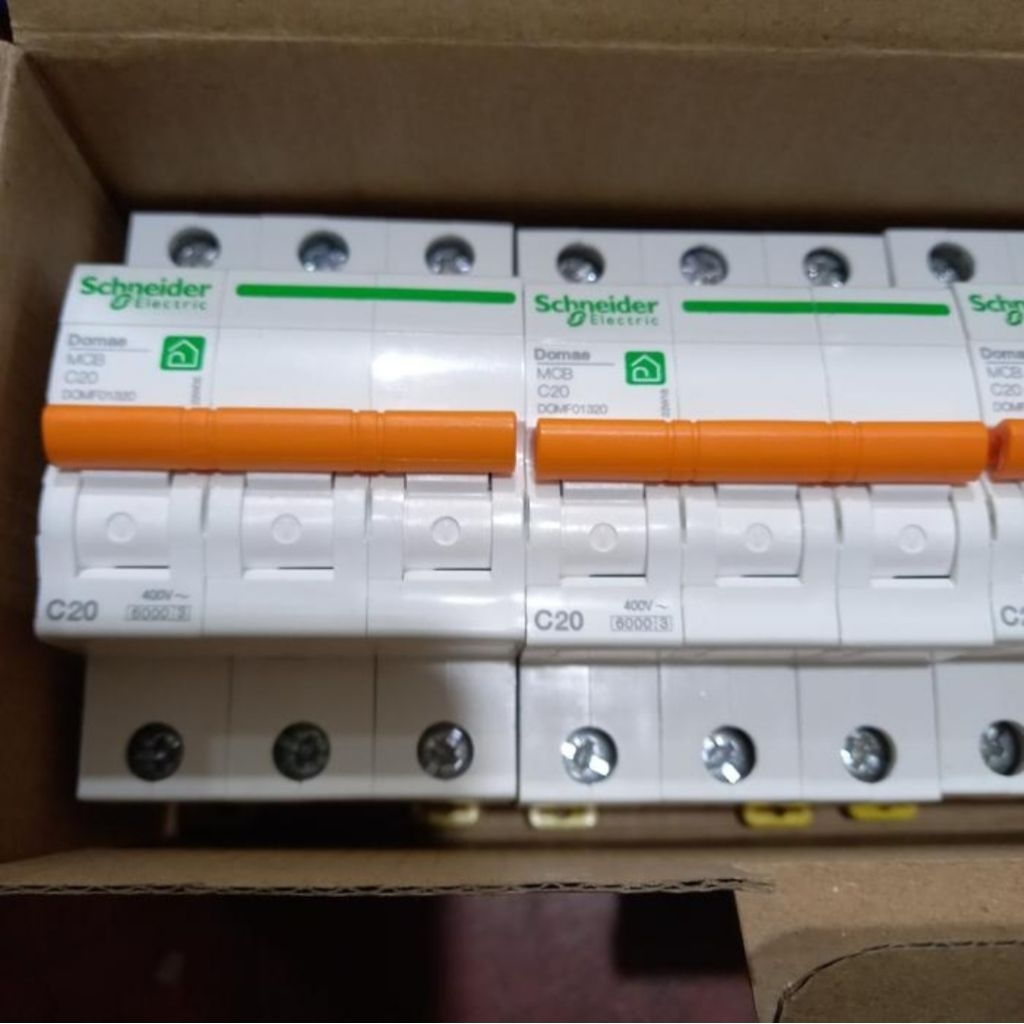 MCB SCHNEIDER 3P 20A DOMAE/MCB DOMAE 3P 20A SCHNEIDER ORIGINAL