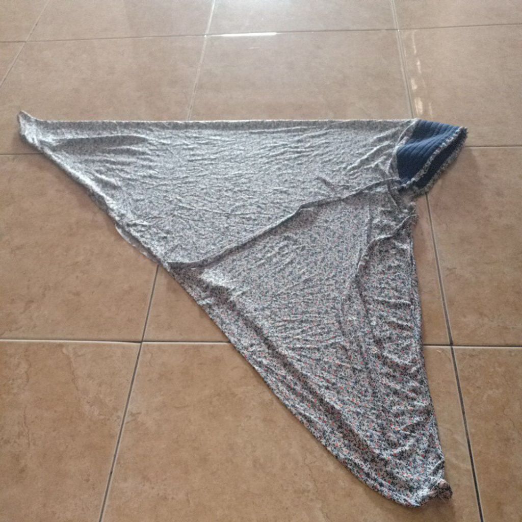 {Preloved} hijab instan motif bunga