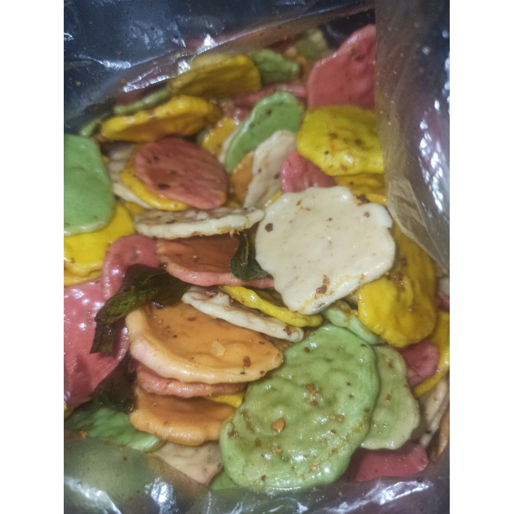 

Seblak kering krupuk warna warni