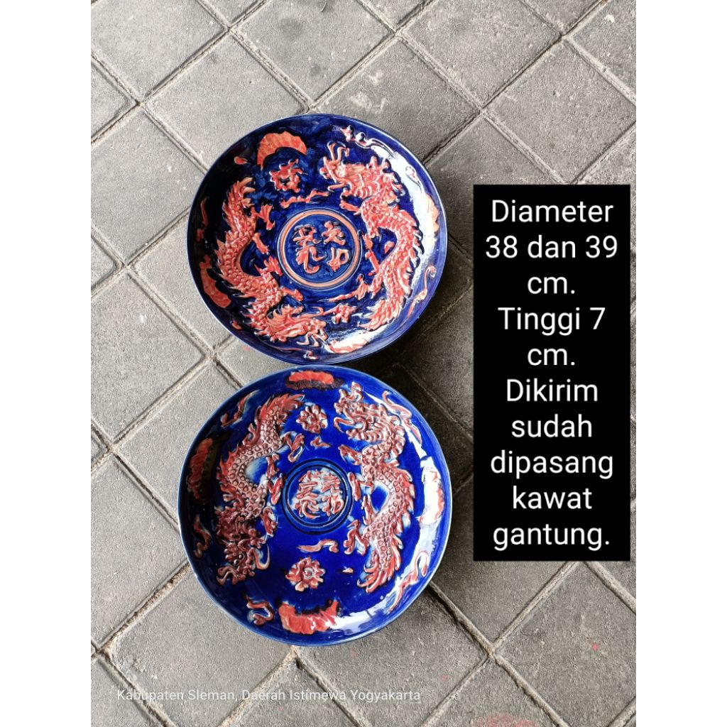 2 buah piring gantung keramik naga timbul biru merah hiasan dinding di buat seperti antik kuno