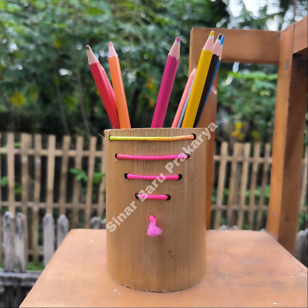 

Tempat Pulpen Pen Holder Pensil Pencil Simple dari Bambu Motif D
