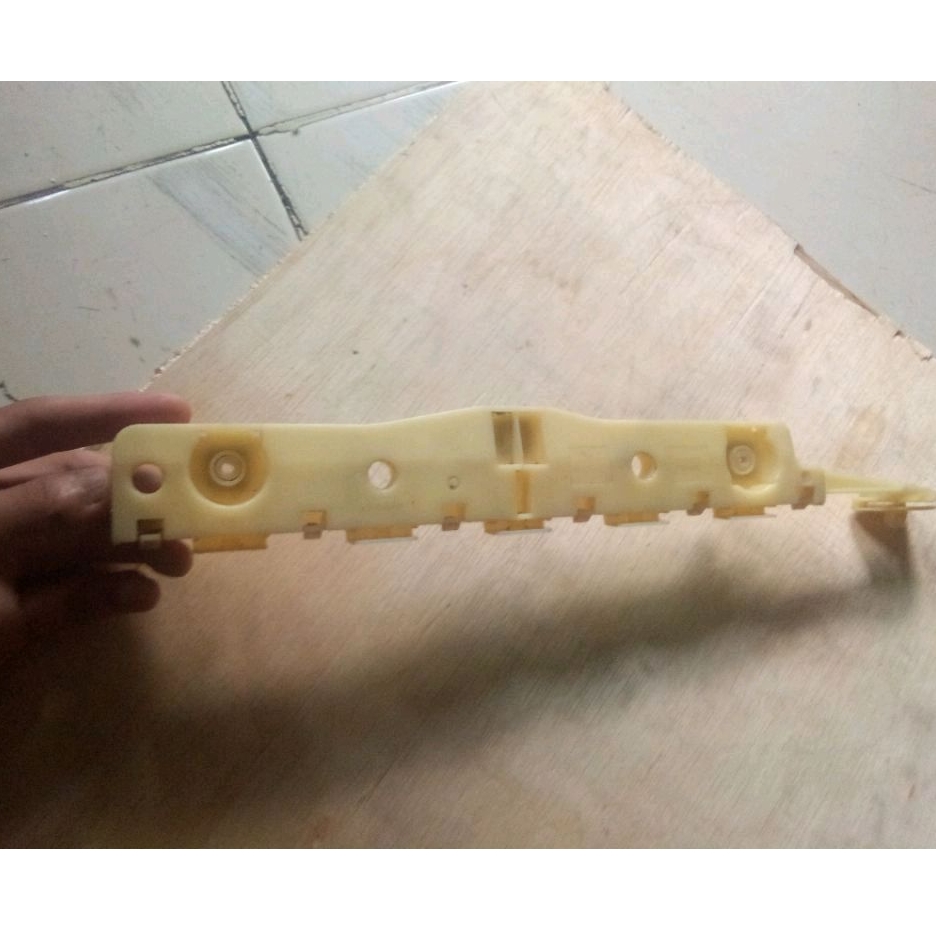 breket bumper belakang Nissan Evalia
