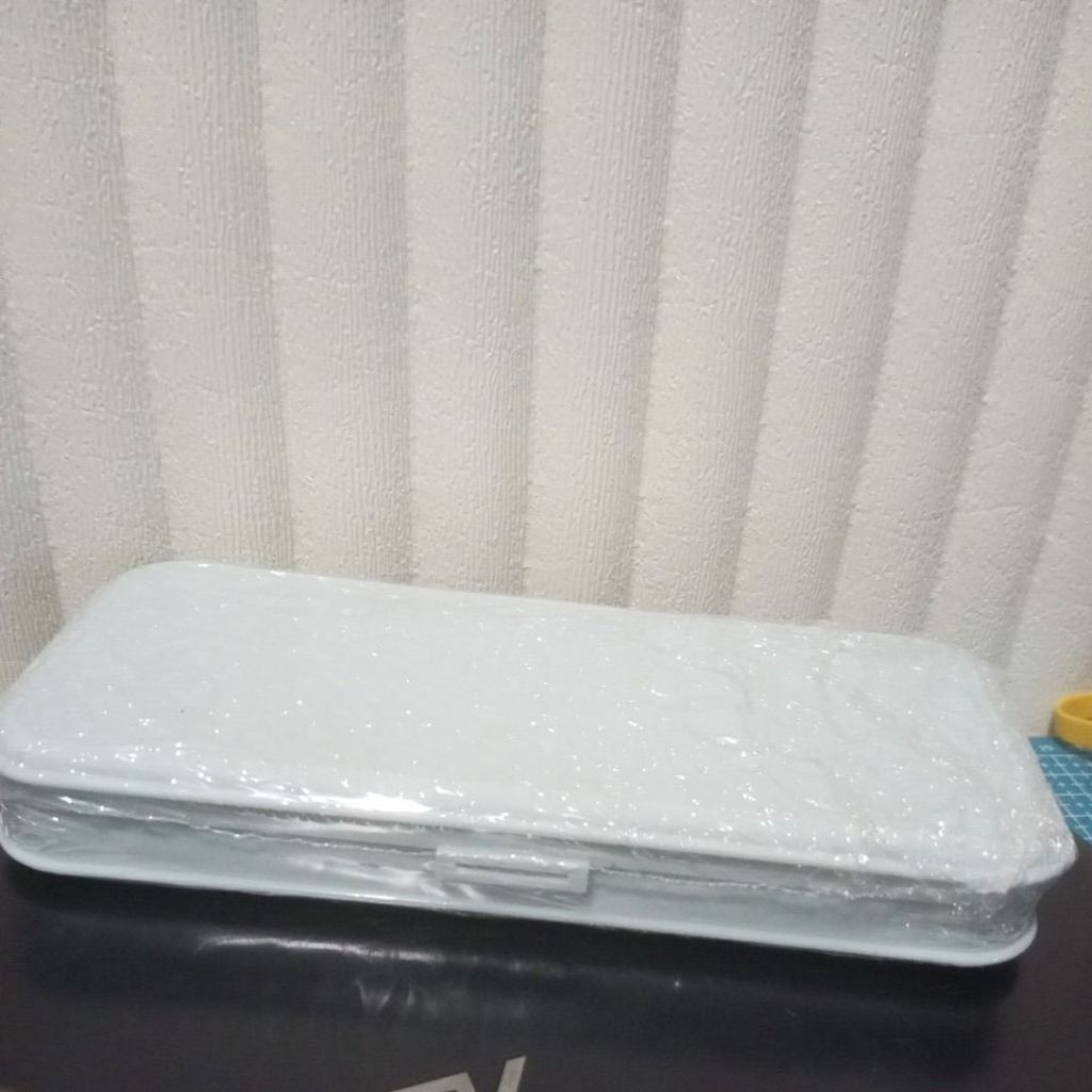 

Kotak Pensil Polos Sekat