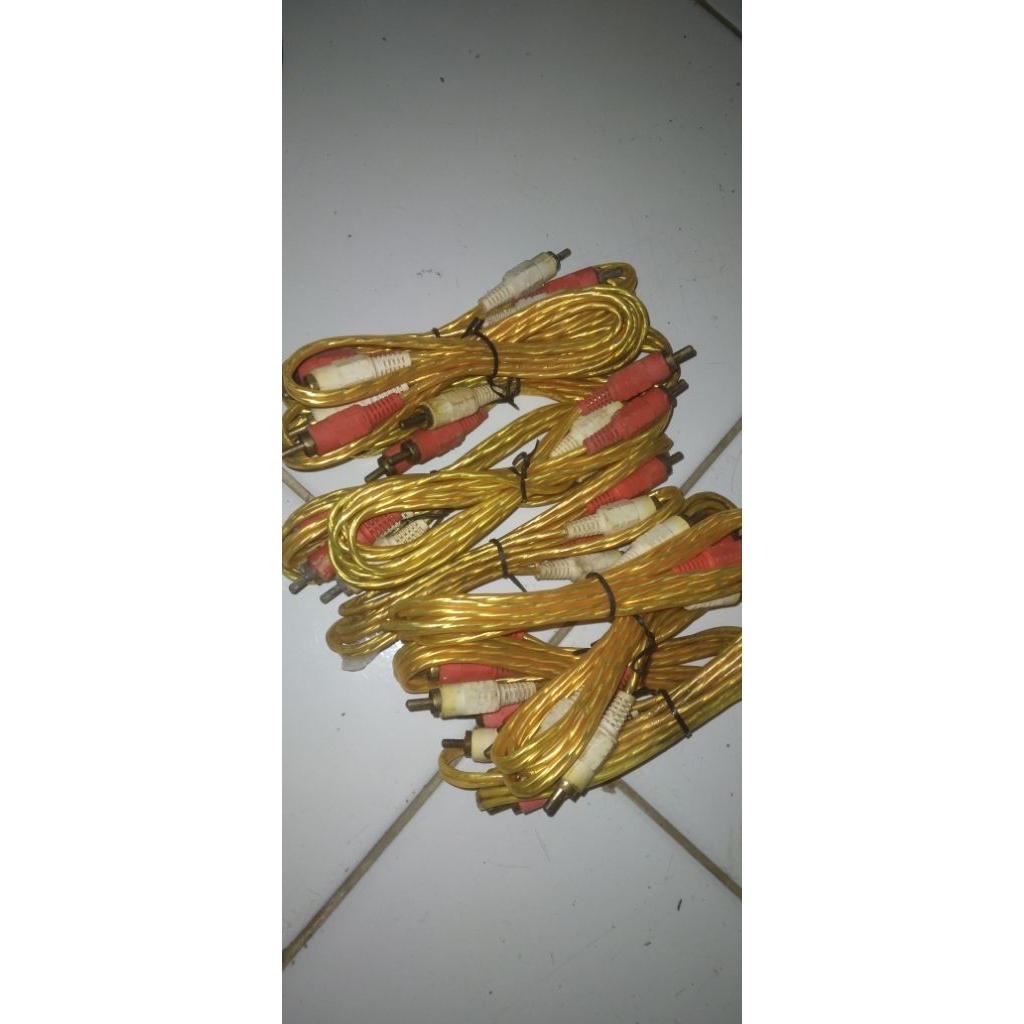 kabel audio putih merah