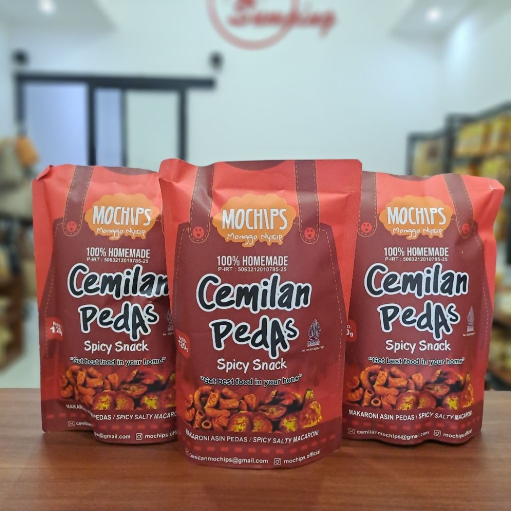 

Cemilan Pedas Mochips