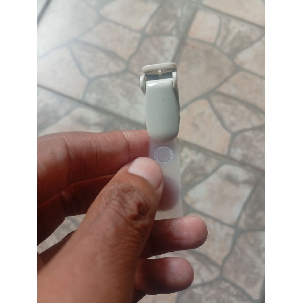 

Jepitan penjepit id card name tag kerang abu abu keputih putihan original harga perbiji made in taiwan terlaris