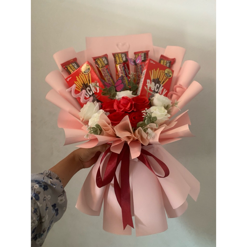 bouquet mawar dan snack coklat / buket snack coklat dan bunga mawar