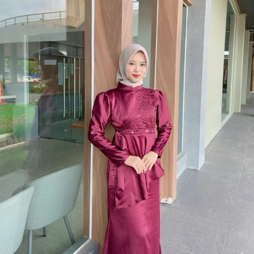 Lataverna Dress Ada Size Jumbo 5XL - Gamis Satin Brokat Burgundy - Bridesmaid Lebaran 2025- By Azzur
