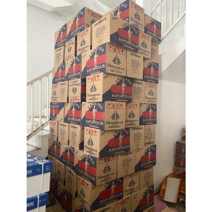 

Kapur Papan Tulis Hitam / Kapur Putih Trisensa / Kapur Tulis Sekolah 1 Karton Isi 60 Dos Kecil (1 dos isi 50 batang/pcs)
