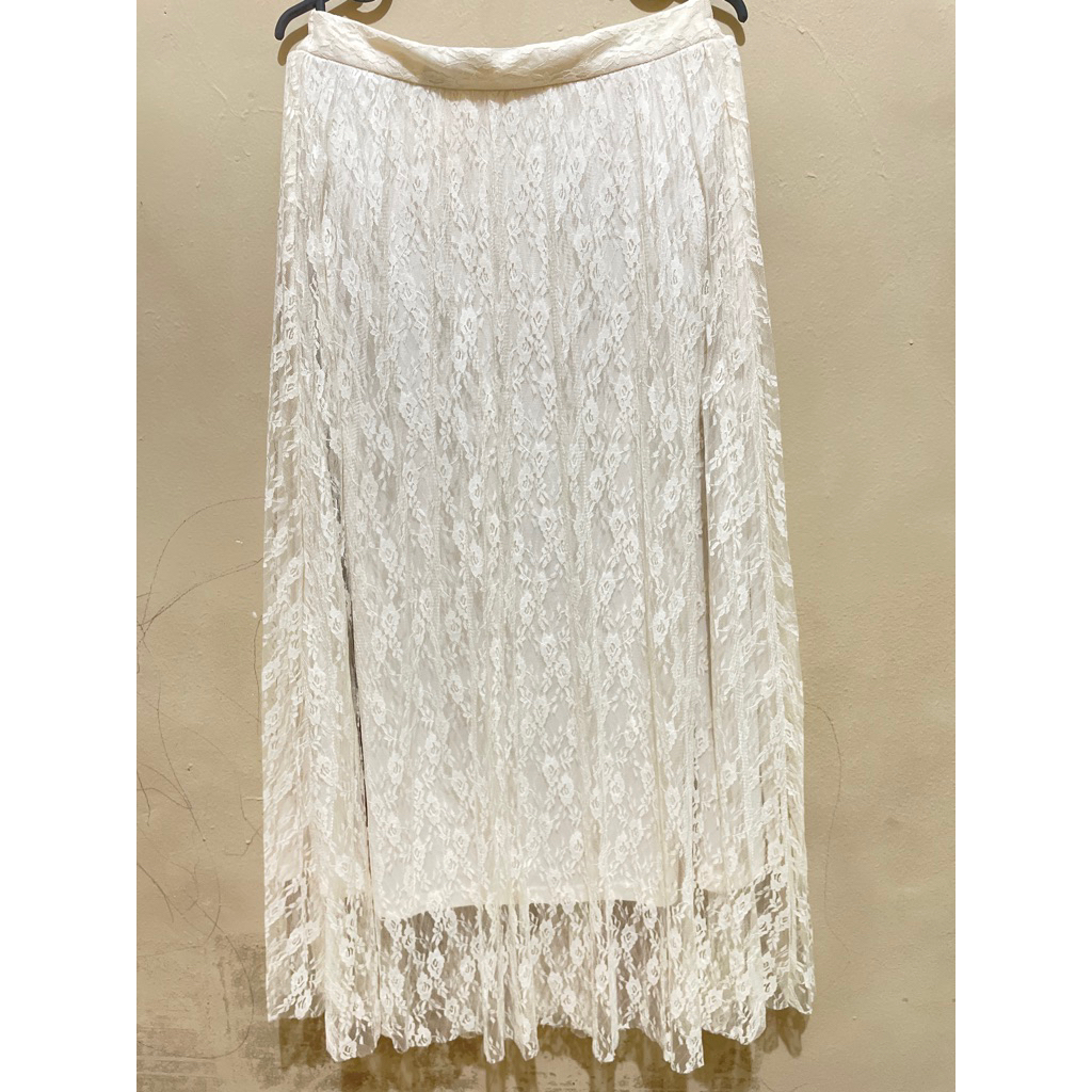 rok broken white bahan brokat gu uniqlo