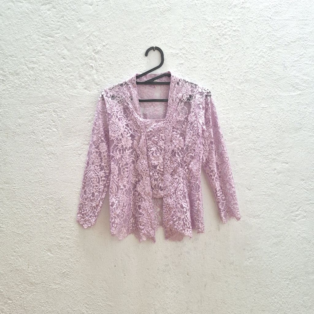 Baju Kebaya Brokat Modern Warna Lilac Lengan Panjang — Baju Tradisional Bali