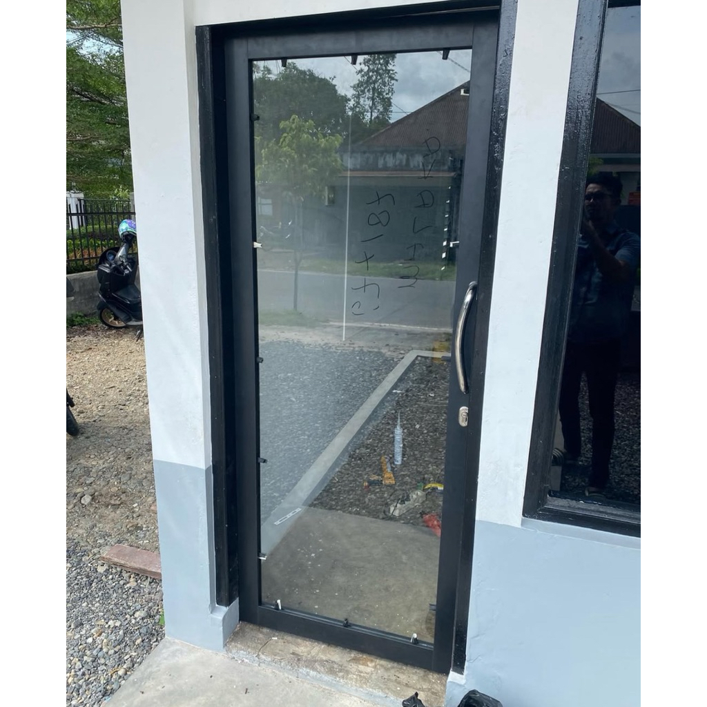 Pintu Swing Aluminium Hitam