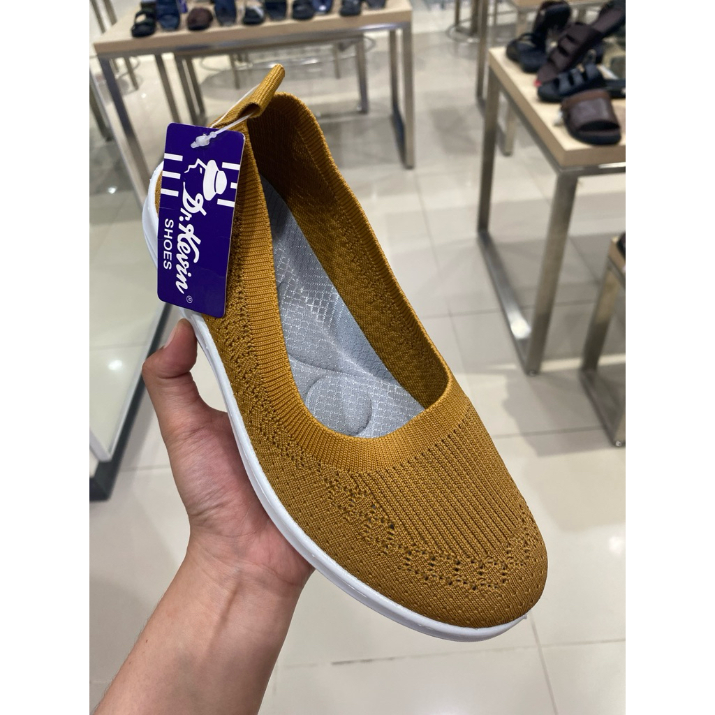 sepatu slip on/sneakers wanita merk DR.kevin ORI