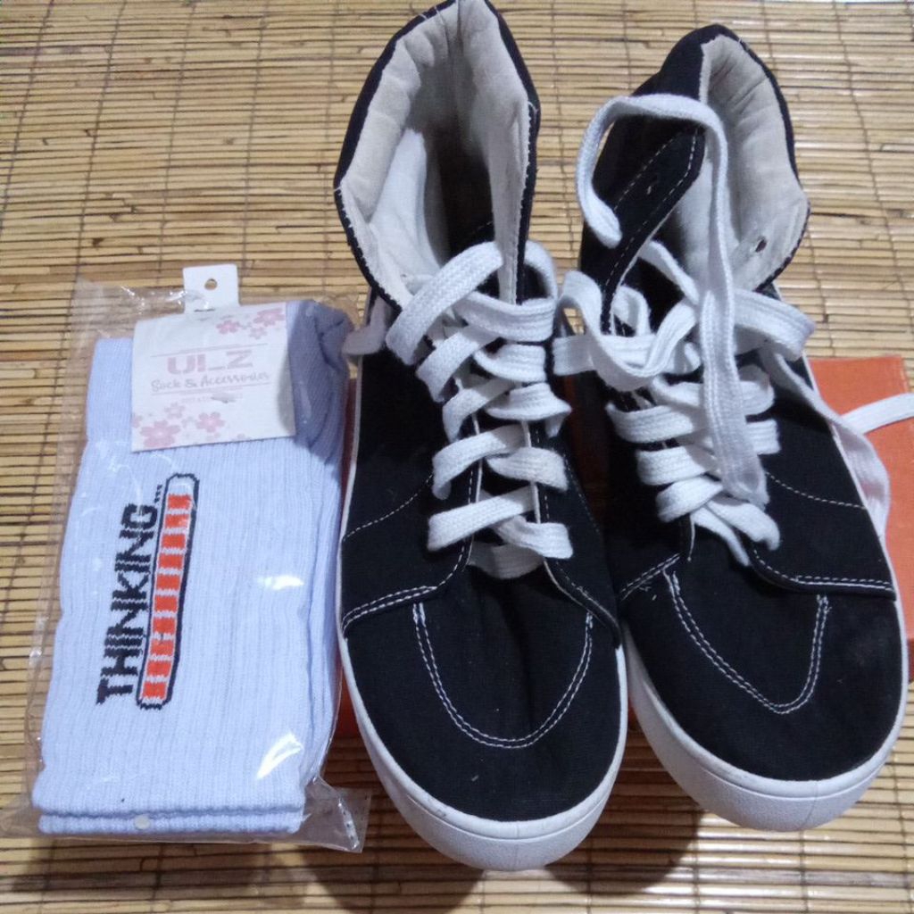 Preloved by rhmw =)SIZE 37 Sepatu Hitam sepatu sekolah merk Rubi free kaos kaki