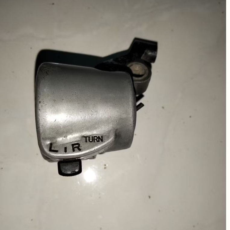 Holder kiri ori motor Honda GL 100 tahun tua