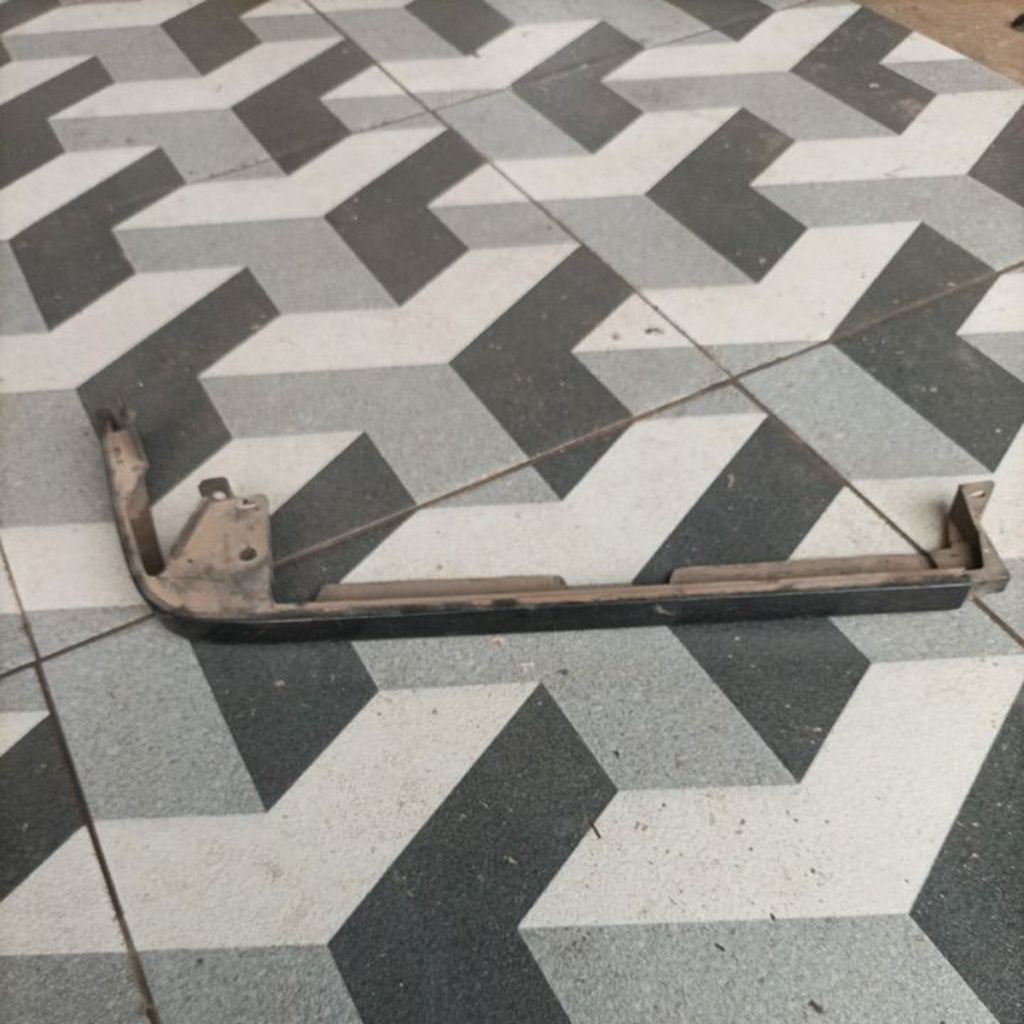 list headlamp kanan mazda 323 trendy