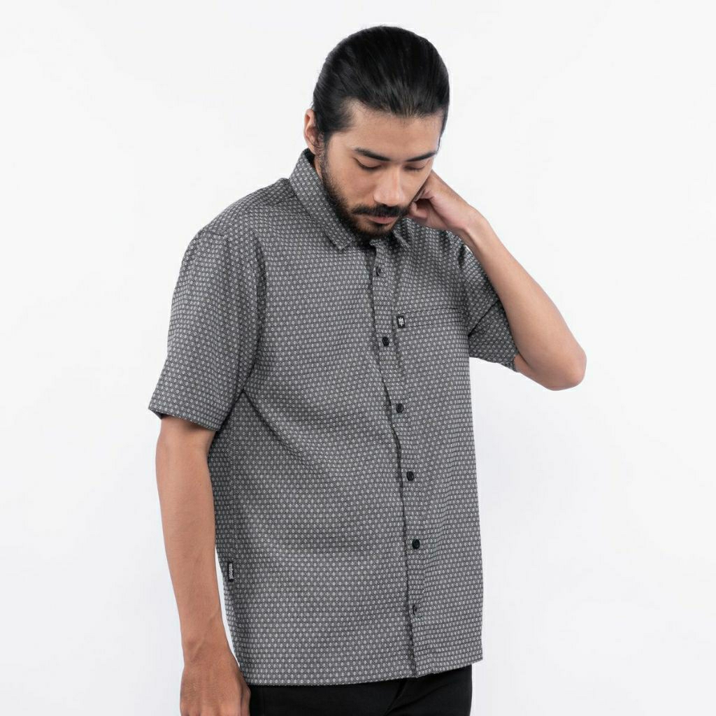 MATERNAL DISASTER SHORT SLEEVE SHIRT | KEMEJA PENDEK MATERNAL DISASTER "LURCE" ORIGINAL