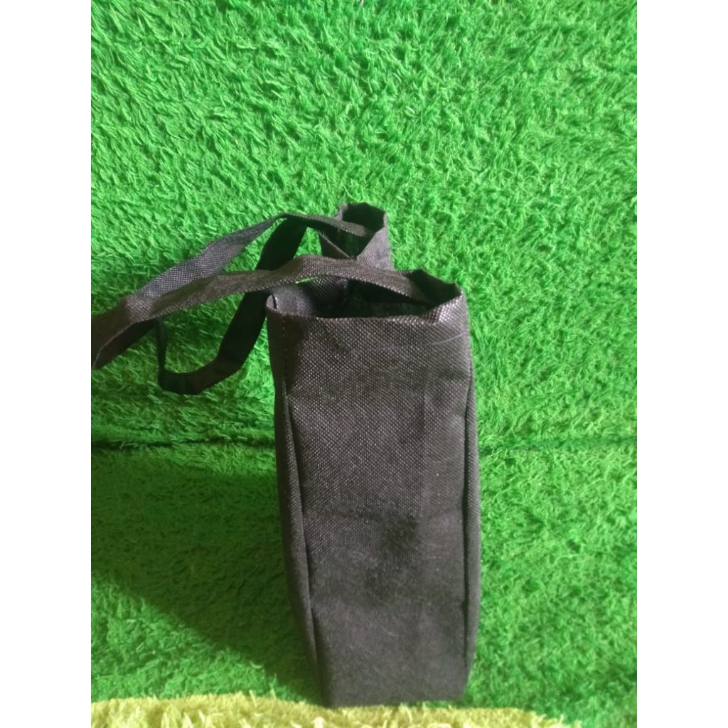 

TAS KANTONG TAS JINGJING SPOUNBOND HANDLIE GOODIE TOTE BAG POLOS TIDAK DI PRES TAPI DI JAIT. TAS UNTUK ACARA HAJATAN. ULANG THN. PERNIKAHAN SYUKURAN DLL